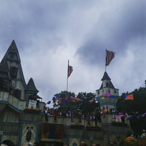 I'd almost forgotten my Minnesota Ren Fare Games!!! There was some good there; throwing with Brian Hare, Josh Roslik and the rest of the MN crew; meeting Kevin Dupuis and HIS crew; the very cool prizes and spending the weekend with the Oz Man there was some bad. I'd tweaked my back a few days before the trip and it was apparent in my throwing. The ugly, well, the ugly was the ren fare. I'm just not cut out for this environment. When people honestly believe they ARE who they're dressed up to be, well, I just can't. Sorry not sorry.